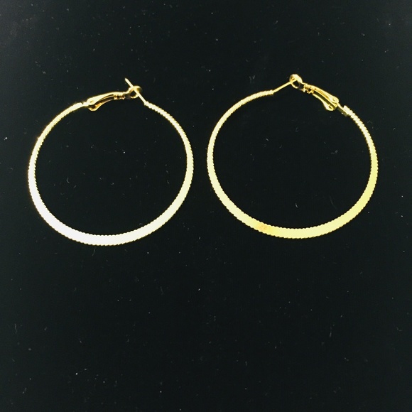 Vintage Jewelry - Gold Toned Small Hoop Earrings